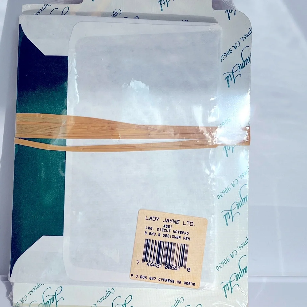 Floral Notepad, 8 Envelopes, and Designer Pen.  New in Packaging.
